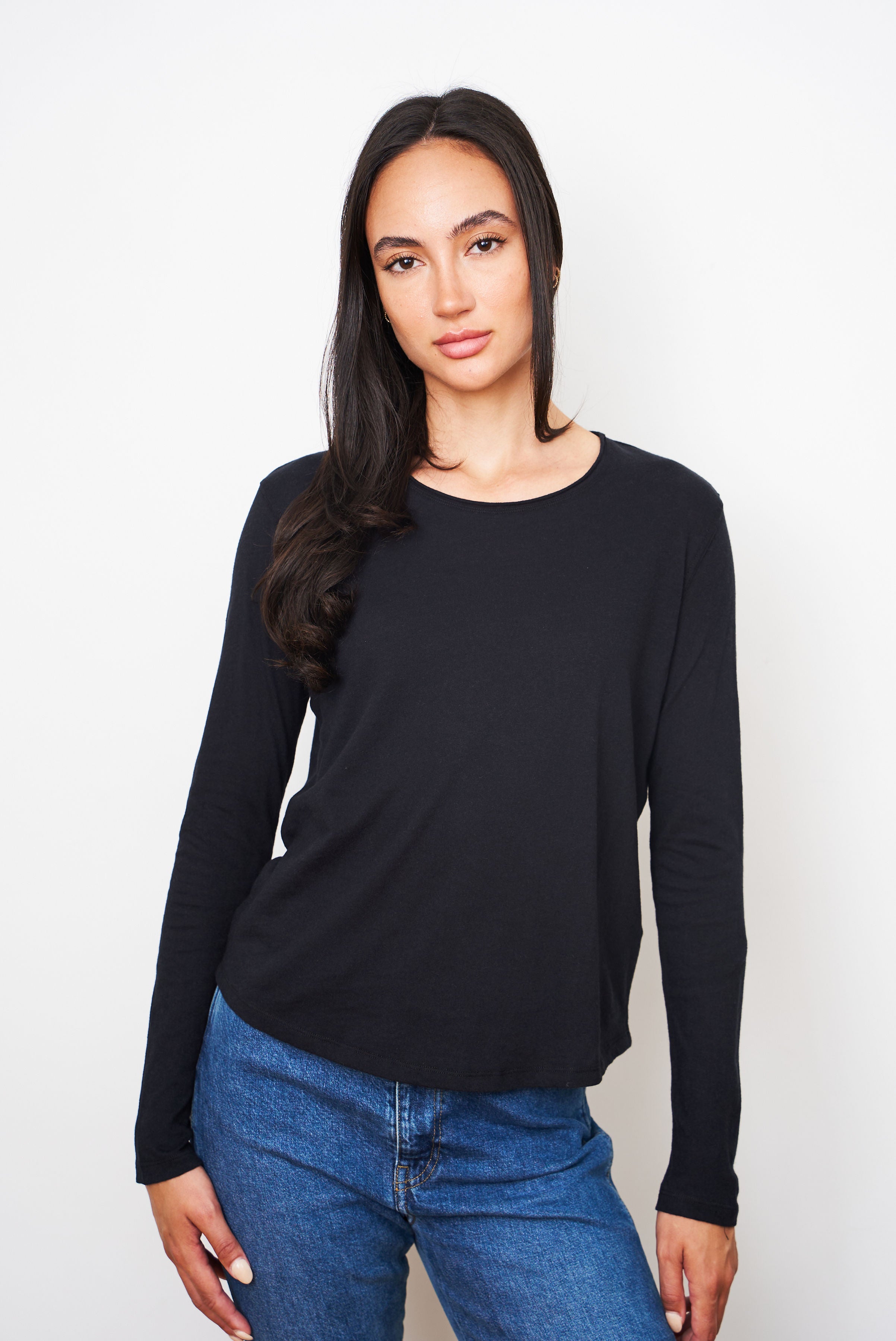 Majestic Cotton/Cashmere Relaxed Long Sleeve Crewneck in Noir/Blacl