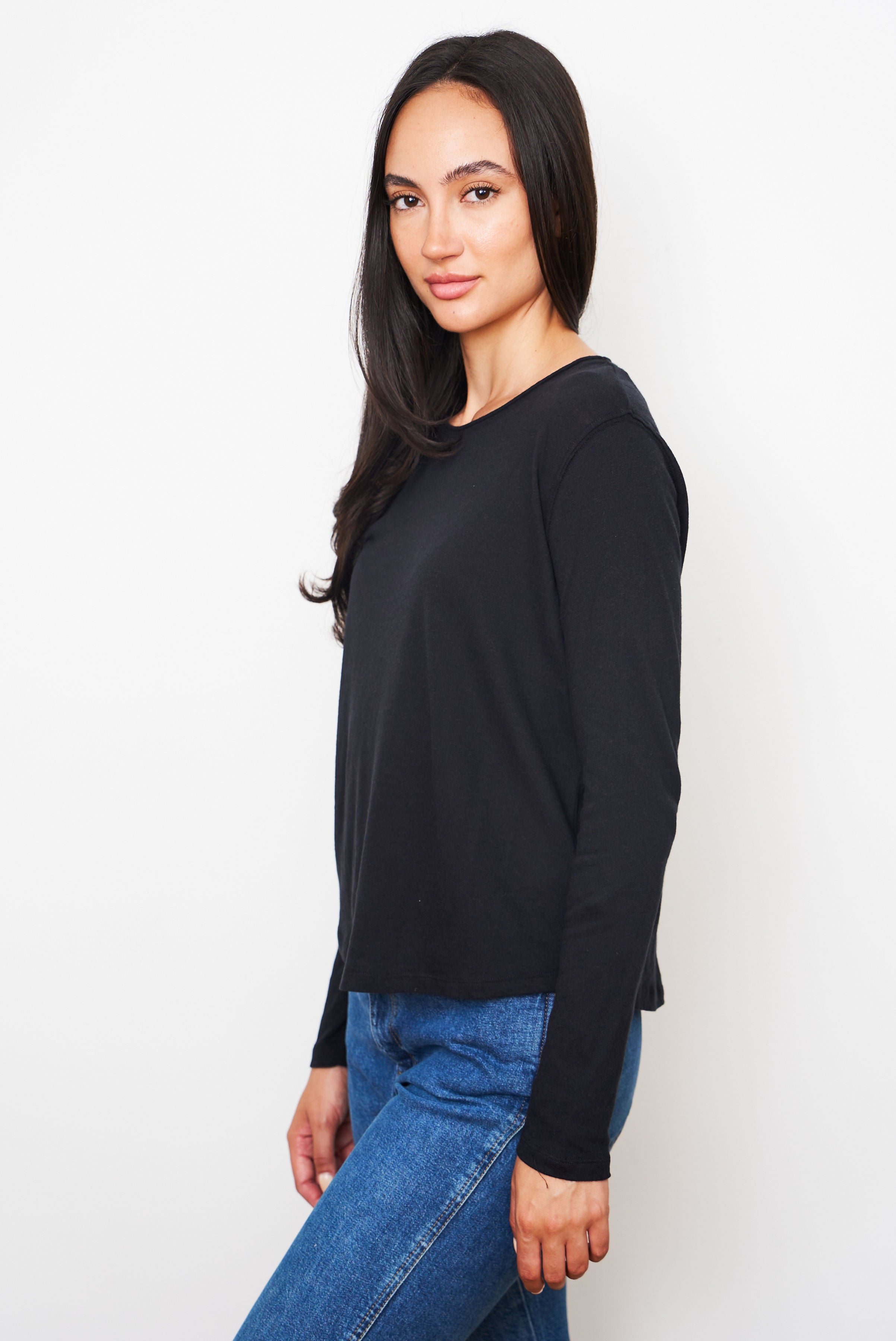 Majestic Cotton/Cashmere Relaxed Long Sleeve Crewneck in Noir/Blacl