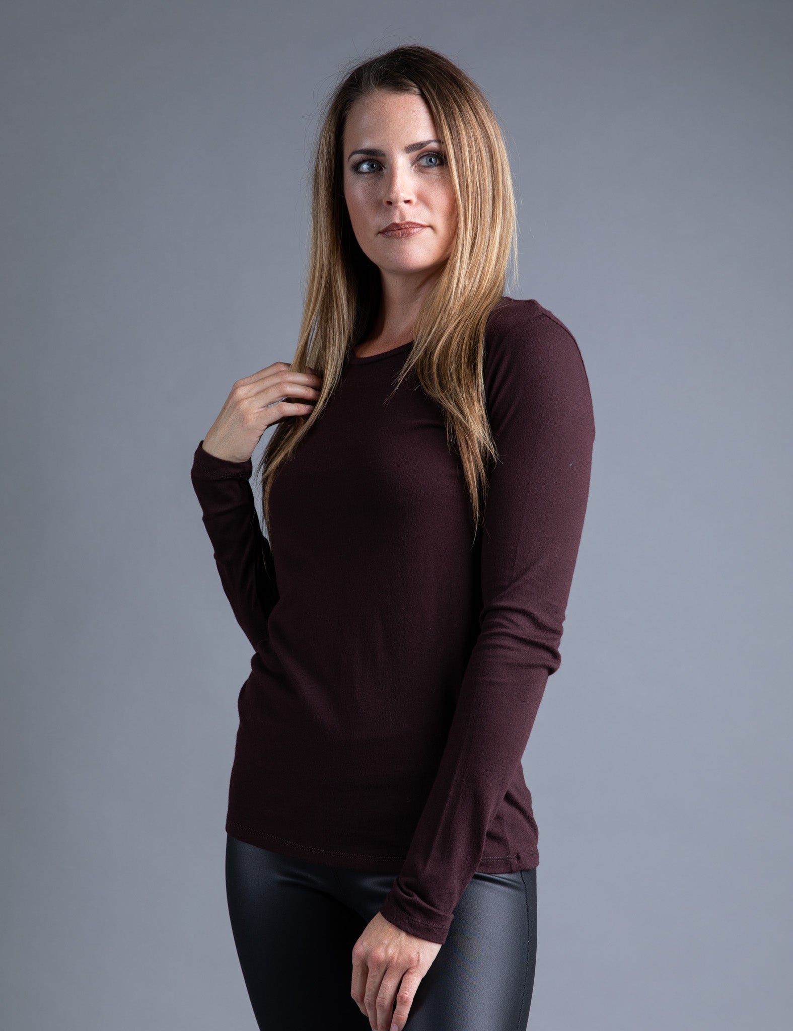 Majestic Long Sleeve Cotton/Cashmere Crewneck Tee in Aubergine