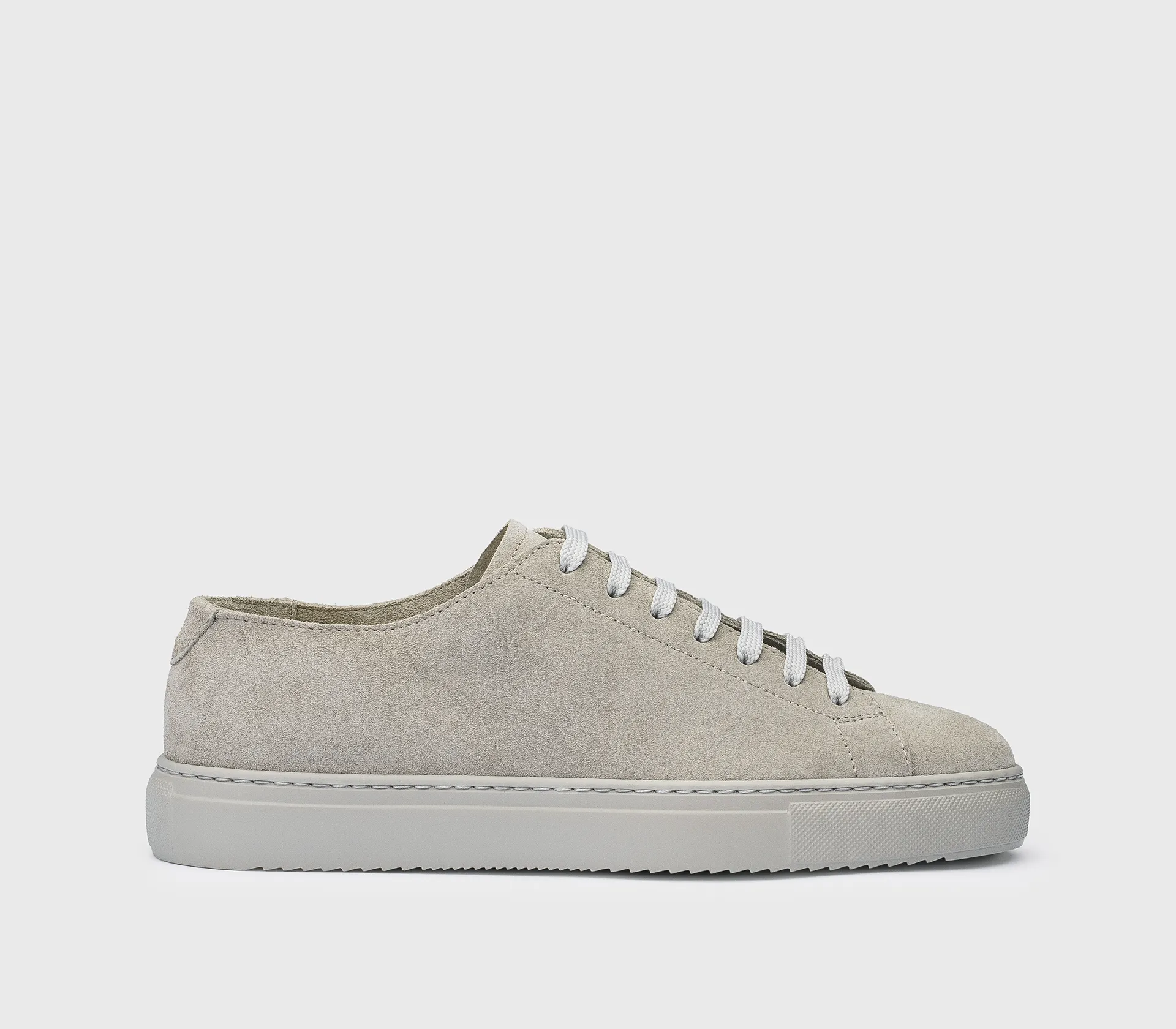 Sneaker in “pearl” grey suede