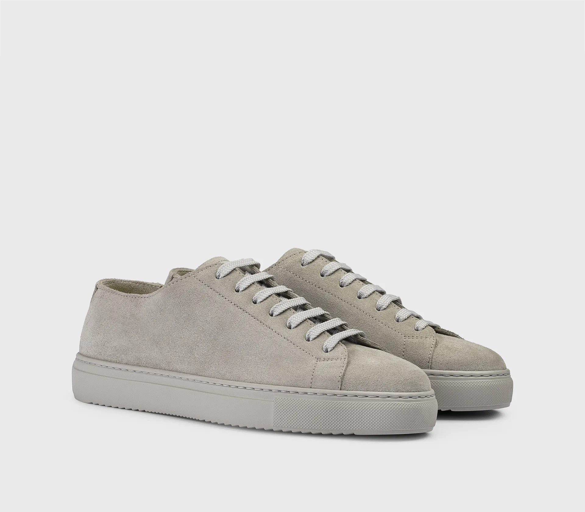 Sneaker in “pearl” grey suede